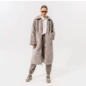 NIKE GREY AND WHITE FAUX FUR JACKET
NWT
WOMENS M
no bag